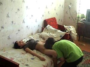 Couple avec un minou nu, Un couple se blottit dans la pièce en 69 et