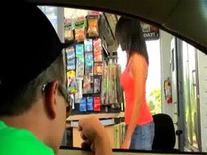 Une mignonne désespérée nue en public et baise pour payer le loyer