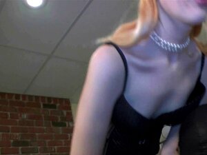 Maîtresse femdom contrôle de chatte et pegging de soumis masculin