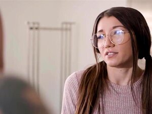 Une fille geek ayant des relations sexuelles lesbiennes avec la copine