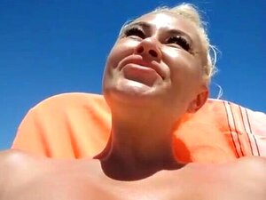 Femme nue sur la plage