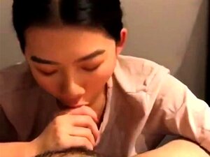 Petite amie asiatique amateur fait une pipe en POV HD