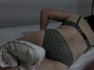 Regardez une MILF asiatique épaisse satisfaire ses désirs avec un