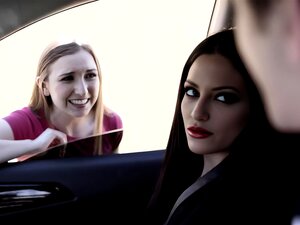 Auto-stoppeur ramené à la maison par un couple.Ils offrent leur