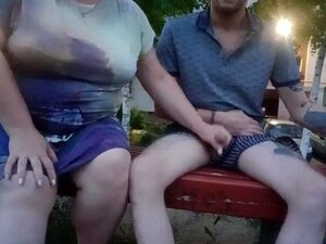 me branler la bite dans la cour sur un banc