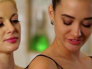 Charlotte Stokely fait un massage nuru sur Gia Paige