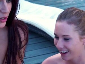 Se baigner à poil dans la piscine te fait baiser avec ce mec