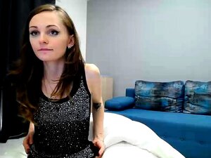 Une fille attirante baise avec une jolie shemale sur webcam