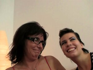 Un couple mature séduit une mignonne pour une partouze