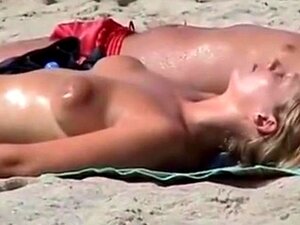 Fille avec une aréole à gros seins seins seins nus sur la plage
