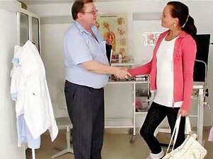 Docteur gynéco sans licence avec la petite Eliss Fire, fétichiste