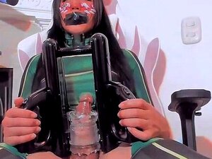 La TS perverse Kate Yoshi joue avec son cul sur webcam 2