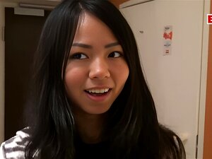 La mignonne étudiante asiatique trompe en Allemagne son petit ami