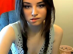 Découvrez cette superbe brunette qui explore ses désirs sensuels