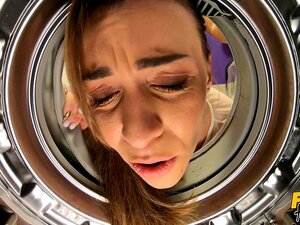 . Dans une auberge bon marché, Joséphine s’est coincée la tête