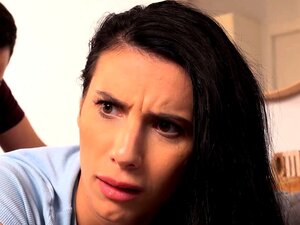 STUCK4K. La sexy brune roumaine Nelly Kent est coincée