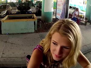 Dixie Belle se fait ramasser et elle se branle et suce