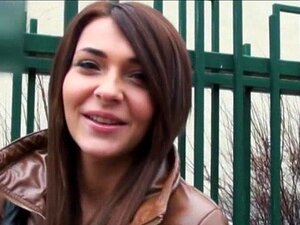 La brune amateur serrée Eurobabe Alexis Brill baise pour de l'argent,