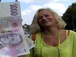 Mamie baisant dans la rue. Regarde cette grand-mère en chaleur se