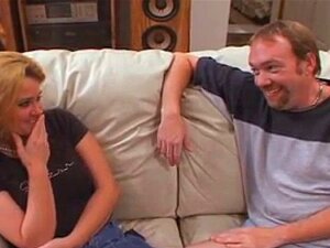 Femme blonde se fait baiser pendant que son mari regarde. Femme blonde