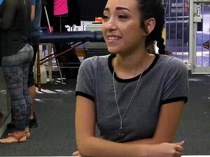 Cette mignonne désespérée de l'argent a impliqué une action