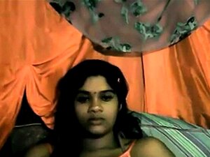 Beauté indienne sombre strip-tease