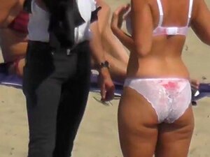 Elle hésite mais finit par se mettre nue à la plage