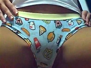 Une fille à la peau foncée rend sa chatte mouillée et se masturbe,