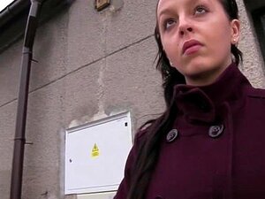 Femme au foyer aux gros seins fait une gorge profonde