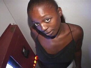 La fille noire déjantée Latoya affronte des stragers au gloryhole