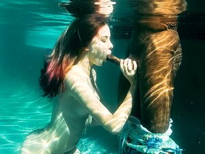 Un mec noir lèche et baise sa copine blanche