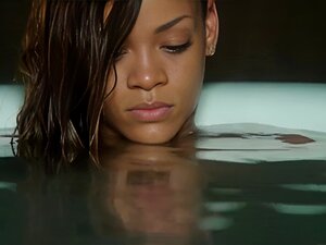 Rihanna-Séjour (Bain nu)