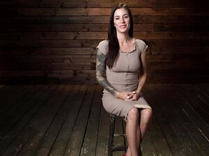 Busty babe est attachée et baisée à la machine