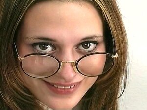 Fille en chaleur écarte sa chatte et son trou du cul