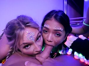 De Superbes Meilleures Amies Se Déshabillent Et Jouent Les Unes Avec