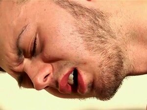 Un mec maigre baisé par une énorme bite