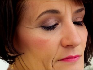 Une sexy lesbienne fraîche séduit une grand-mère chaude et la baise