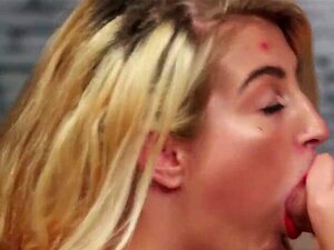 Une chatte sexuelle particulière reçoit une giclée de sperme sur