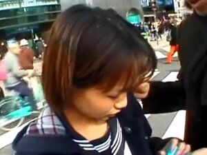 Femme japonaise en manque offre une bite sur cam et avale du sperme