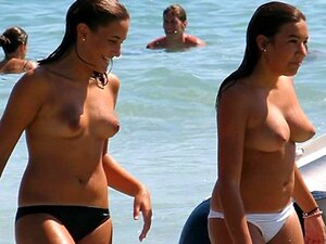 Filles avec de grands seins sur les plages