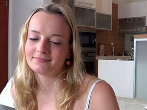 Une salope blonde affamée se fait remplir la chatte très serrée de