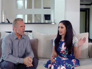 Regardez cette blonde juteuse aux gros seins naturels et à la taille