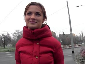 Une mignonne tchèque amateur se fait percer en public