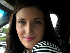 La pute Aryah May baise un inconnu pour une vue à la première