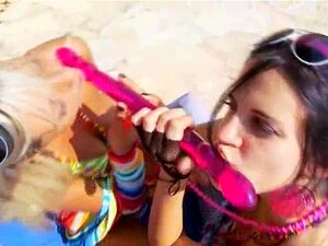 Lezzies rasés utilisant un double jouet