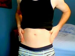 Scène gay chaude. Il passe ses paumes sur ses sous-vêtements et ses