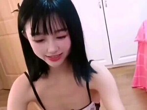 Une étudiante chinoise baise avec son copain à la maison