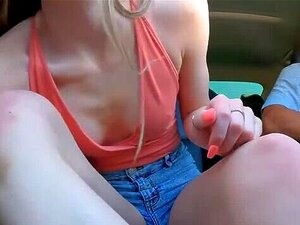 CASTINGCOUCH-X Doigtage de voiture mouillée mène au sexe