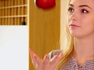 La chatte de la demi-sœur Jenny Wild est plus douce que la tarte aux