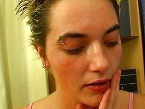 Petite fille mignonne se rasant ce grand-père